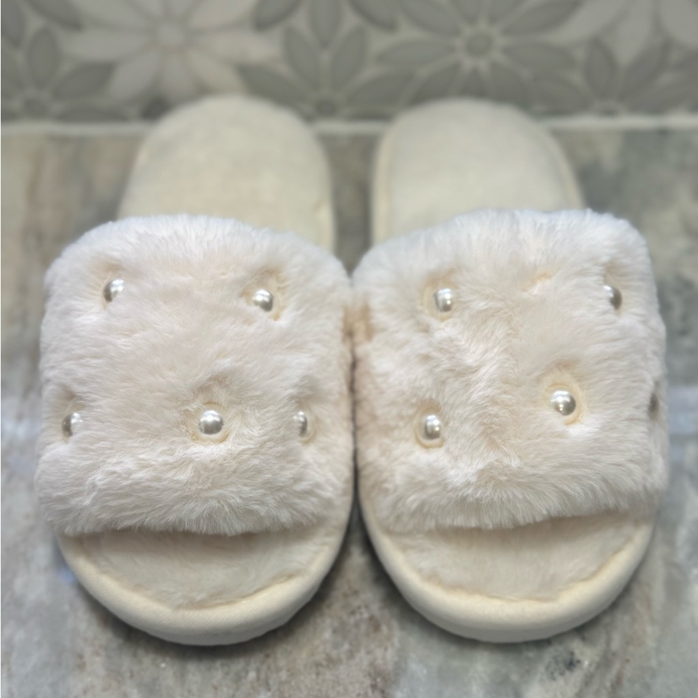 NWT! 💗 Glamorous Slippers!